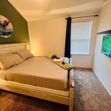Work, Play & Stay King Bed With Foosball! Aubrey Εξωτερικό φωτογραφία